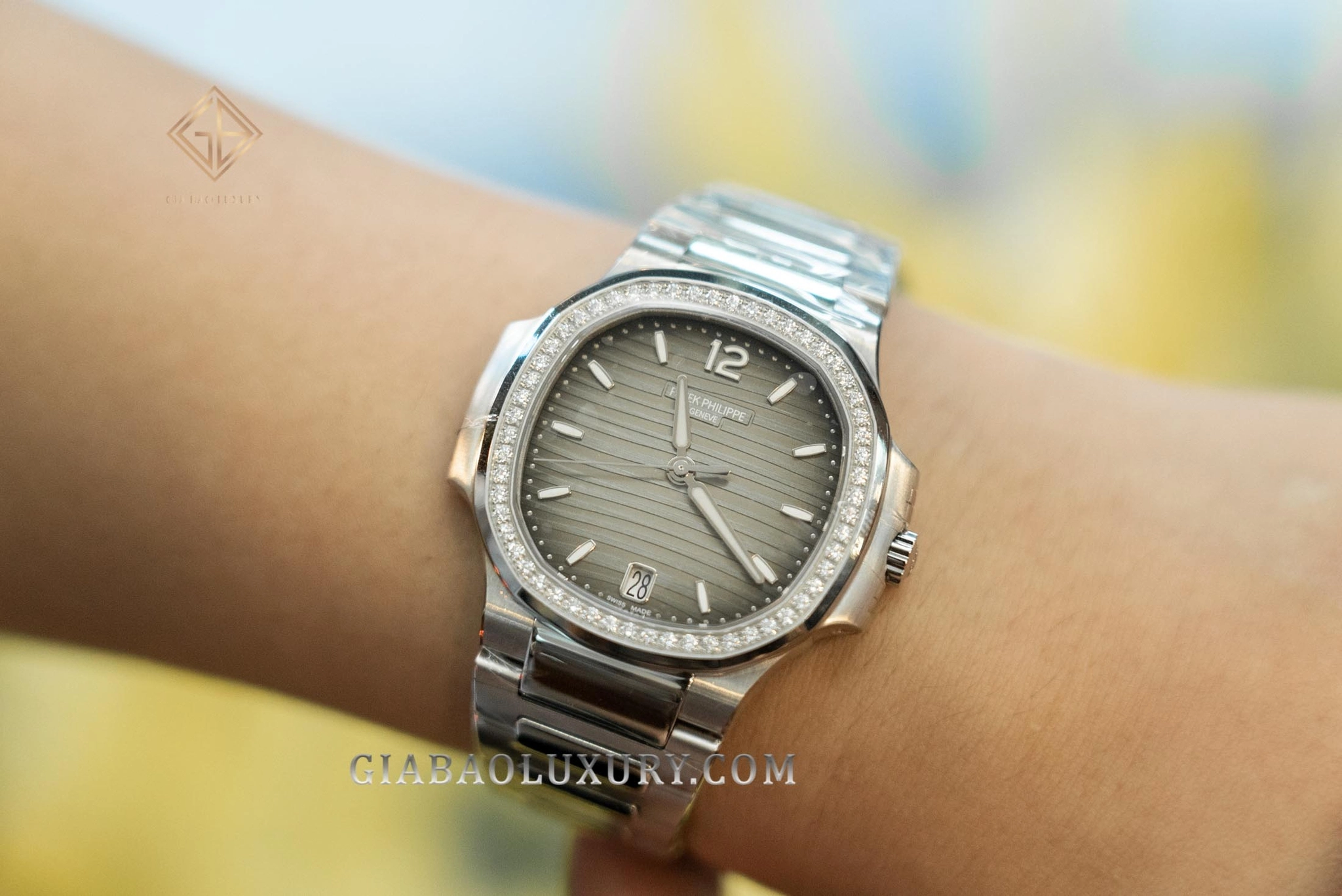 Patek Philippe Nautilus 7118/1200A-011: vành đính 56 viên kim cương của Nautilus 7118