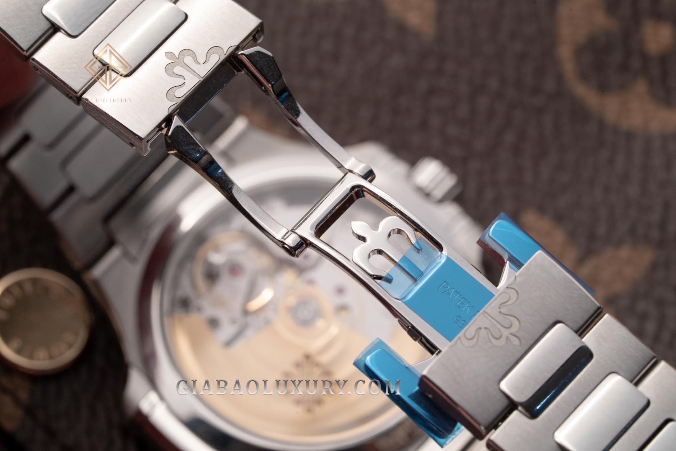 Patek Philippe Nautilus 7118/1200A-011: mặt số xám xanh gợn sóng cùng lịch ngày