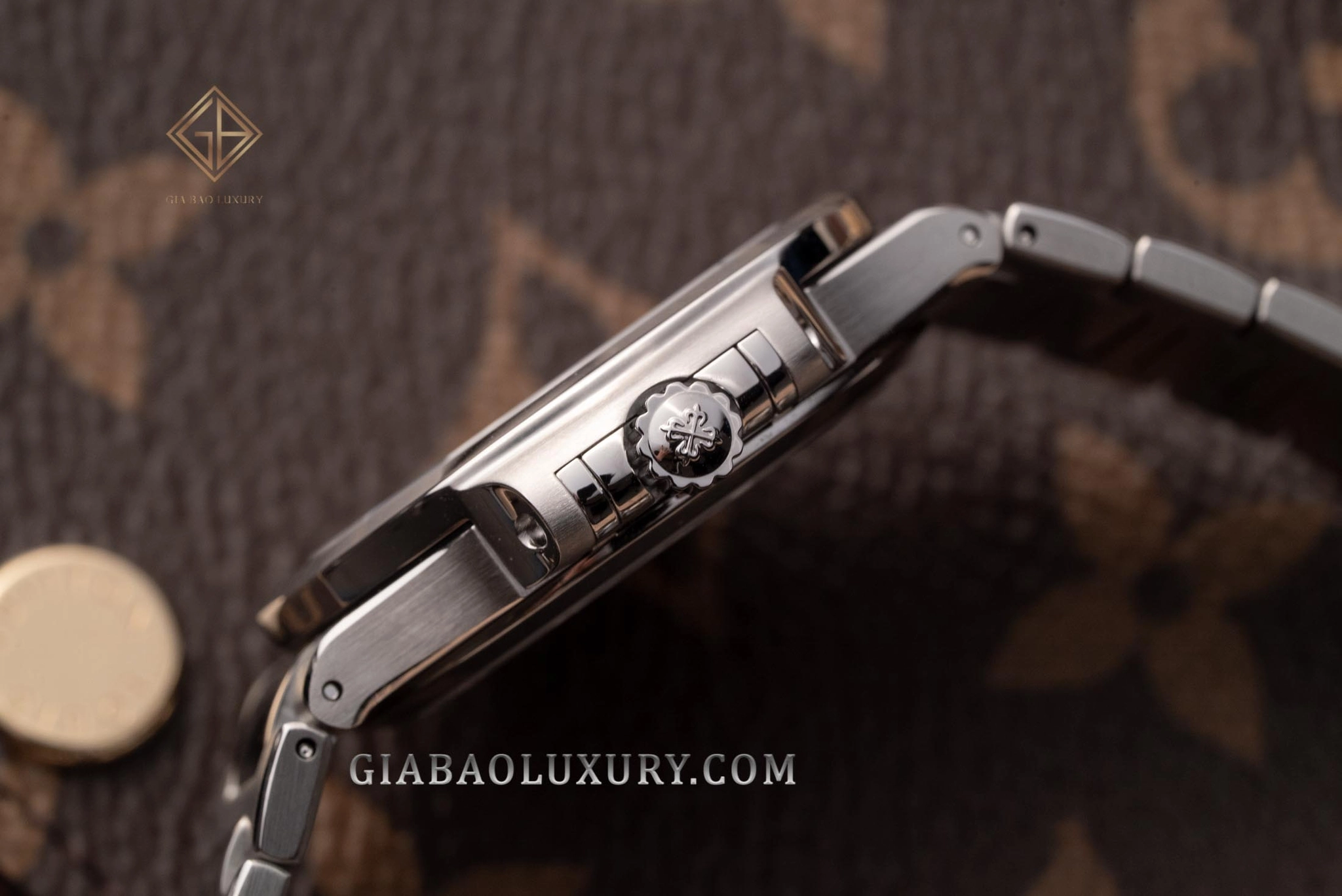 Patek Philippe Nautilus 7118/1200A-011: vỏ thép 35,2 mm nhìn từ cạnh