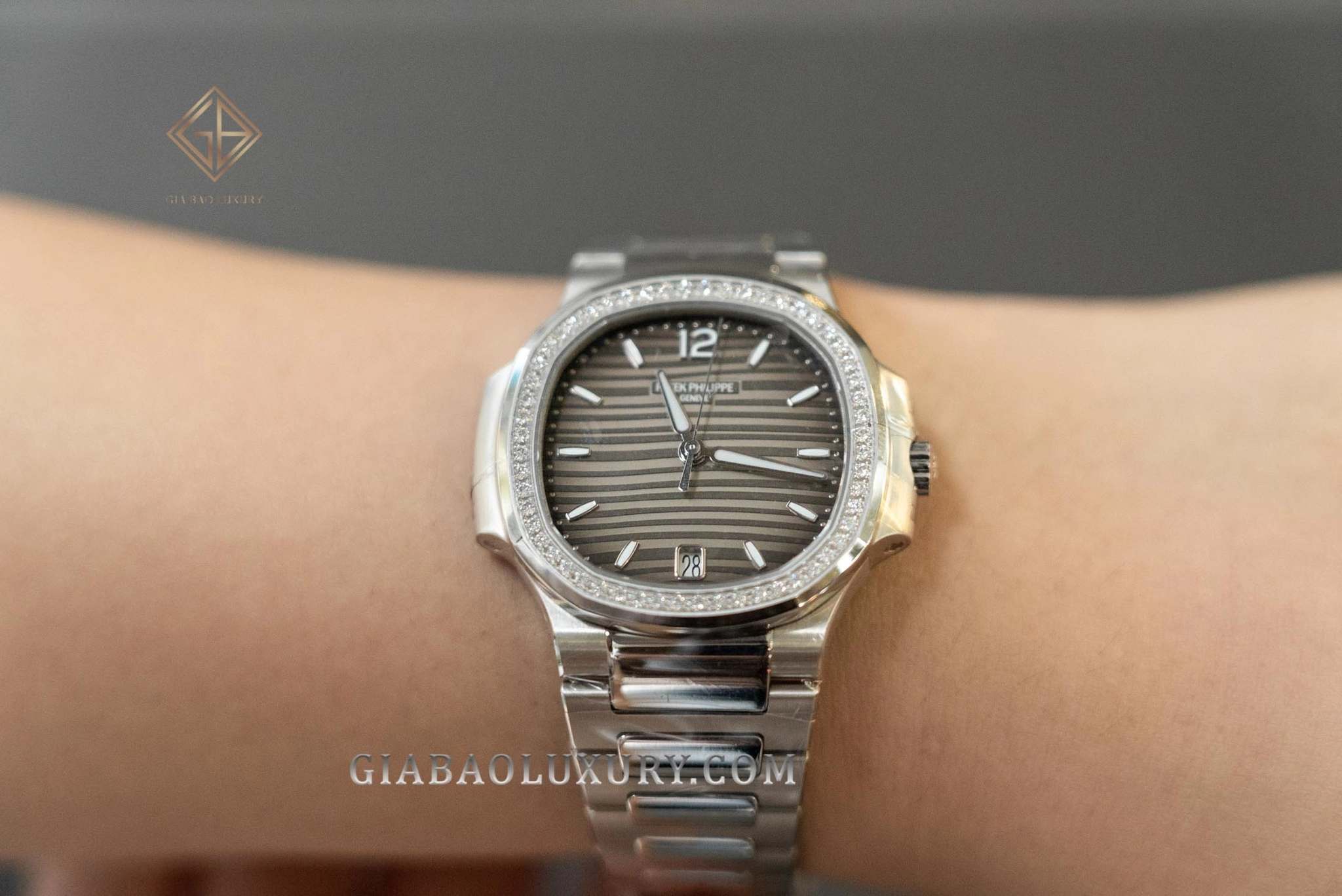 Patek Philippe Nautilus 7118/1200A-011: dây thép tích hợp và khóa gập Nautilus
