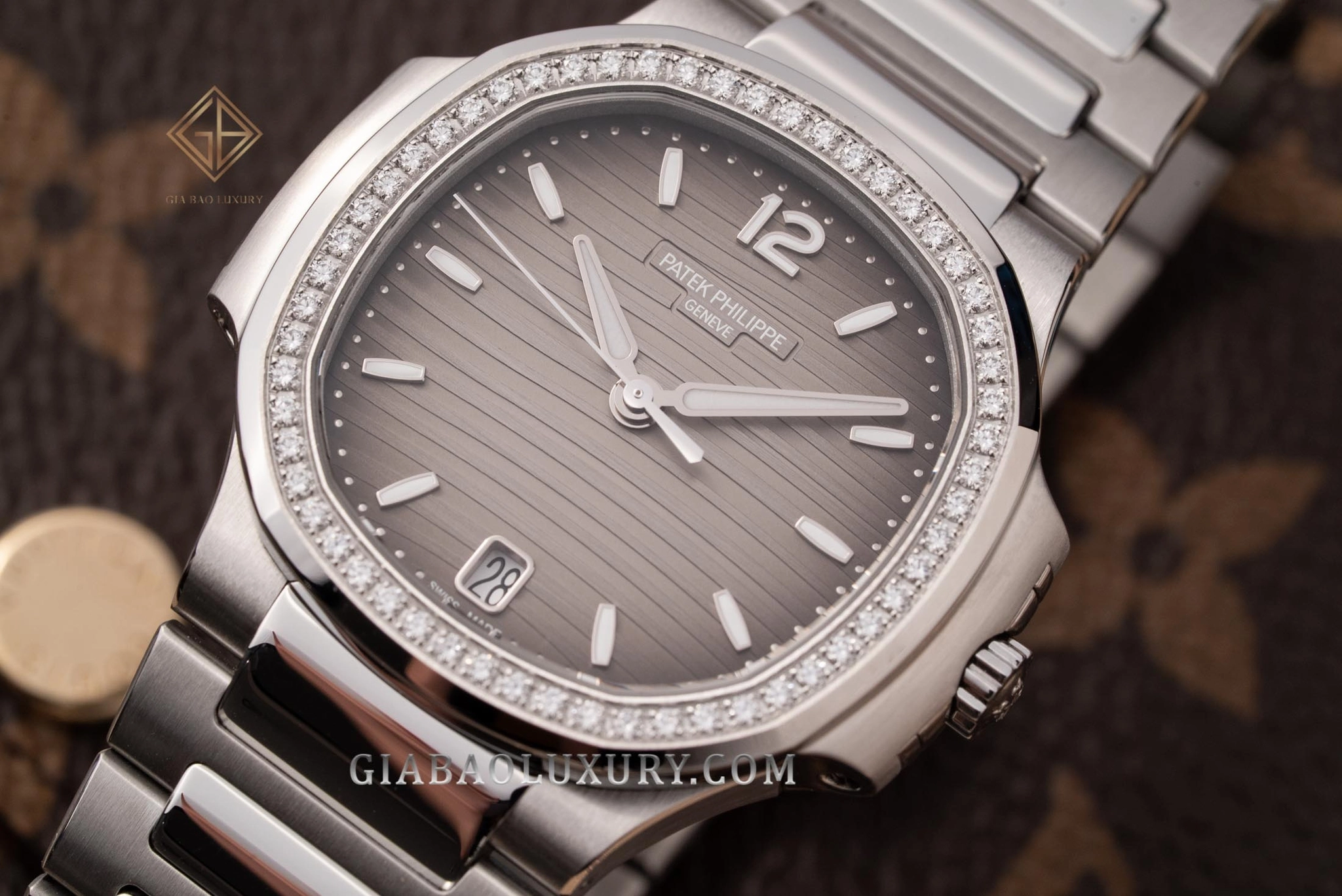 Patek Philippe Nautilus 7118/1200A-011: calibre 324 S C qua đáy sapphire