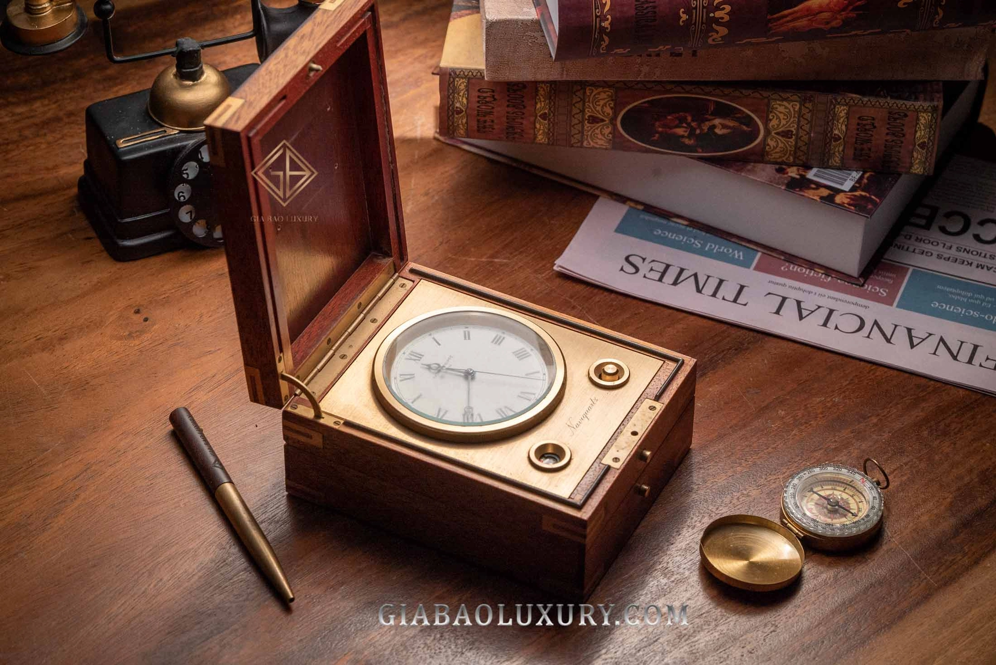 Patek Philippe Naviquartz: di sản điện tử: Naviquartz trong vỏ gỗ được chụp tại Gia Bảo