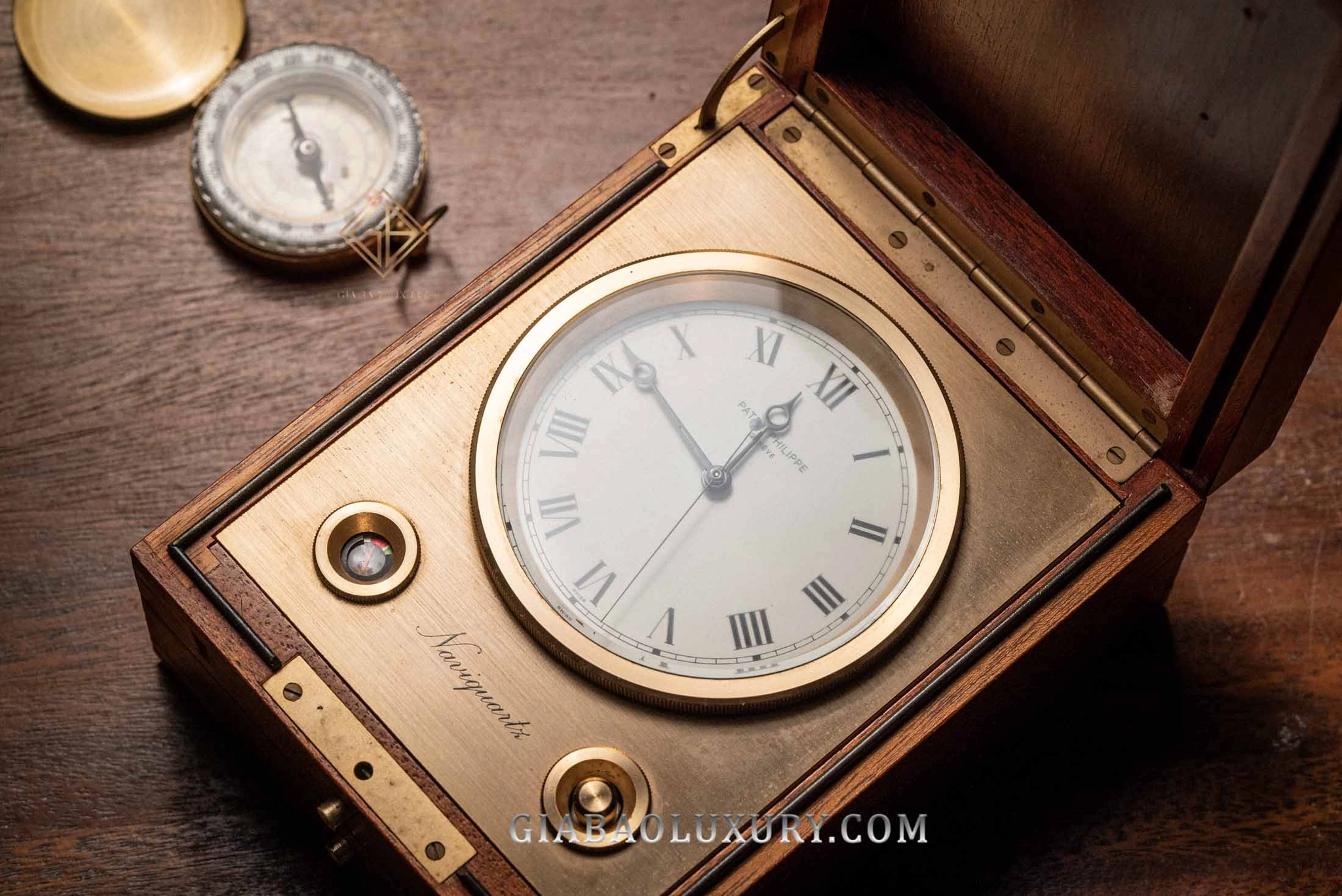 Patek Philippe Naviquartz: di sản điện tử: Mặt số Naviquartz với kim giây nhảy