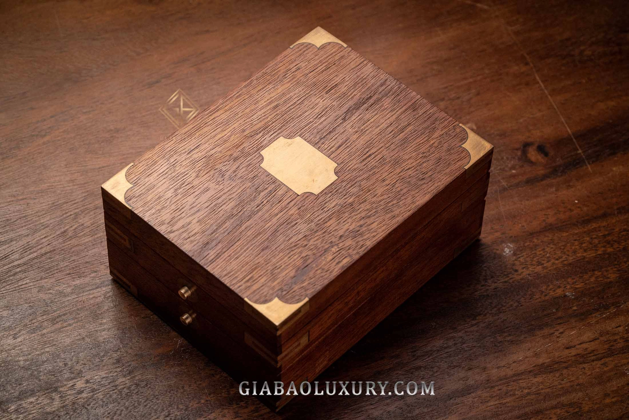 Patek Philippe Naviquartz: di sản điện tử: Cạnh hộp gỗ, bản lề và phần kim loại trang trí