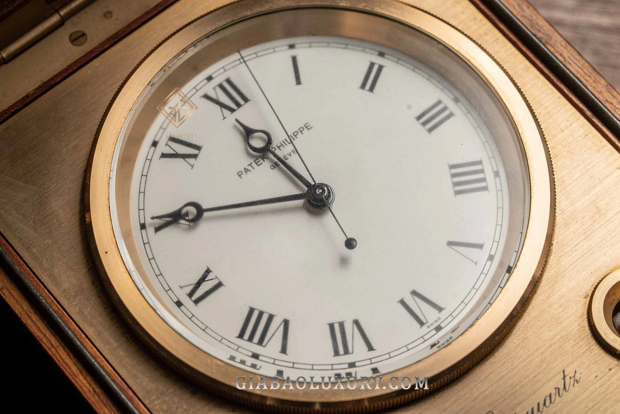 Patek Philippe Naviquartz: di sản điện tử: Naviquartz đặt trên bàn làm việc trong tư liệu Gia Bảo