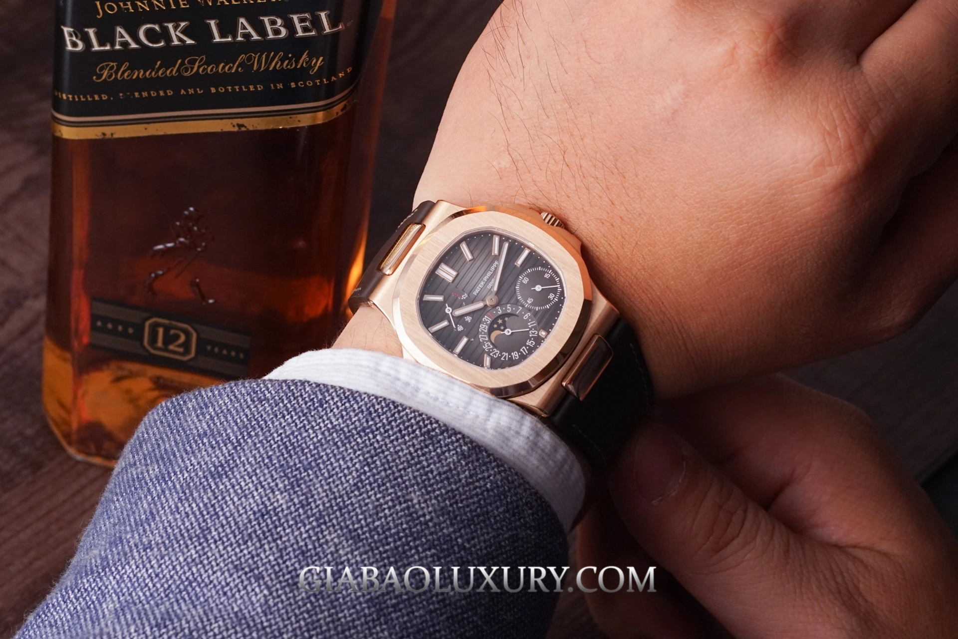 Patek Philippe nguyên nilon: giá trị sưu tầm: Một chiếc Patek Philippe được Gia Bảo ghi nhận trên cổ tay