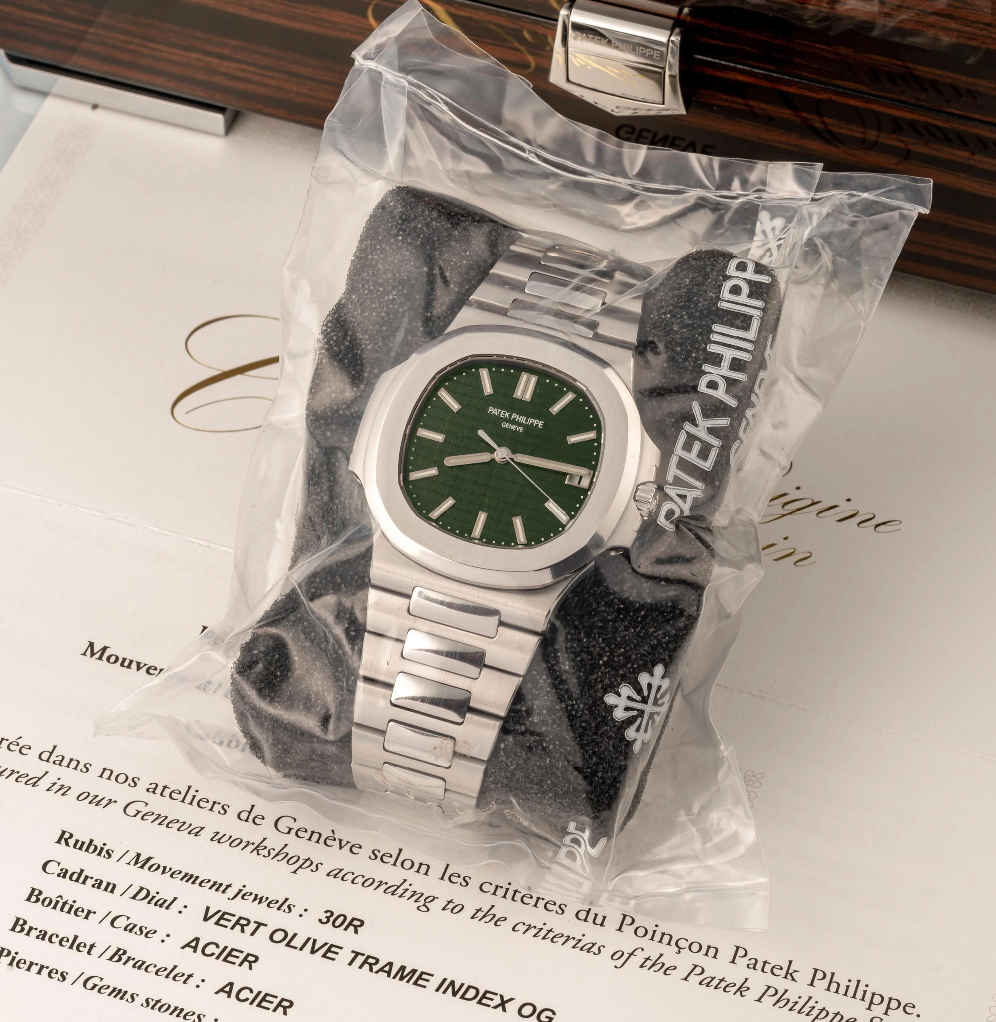 Patek Philippe nguyên nilon: giá trị sưu tầm: Đồng hồ Patek Philippe còn trong túi vận chuyển cùng hồ sơ