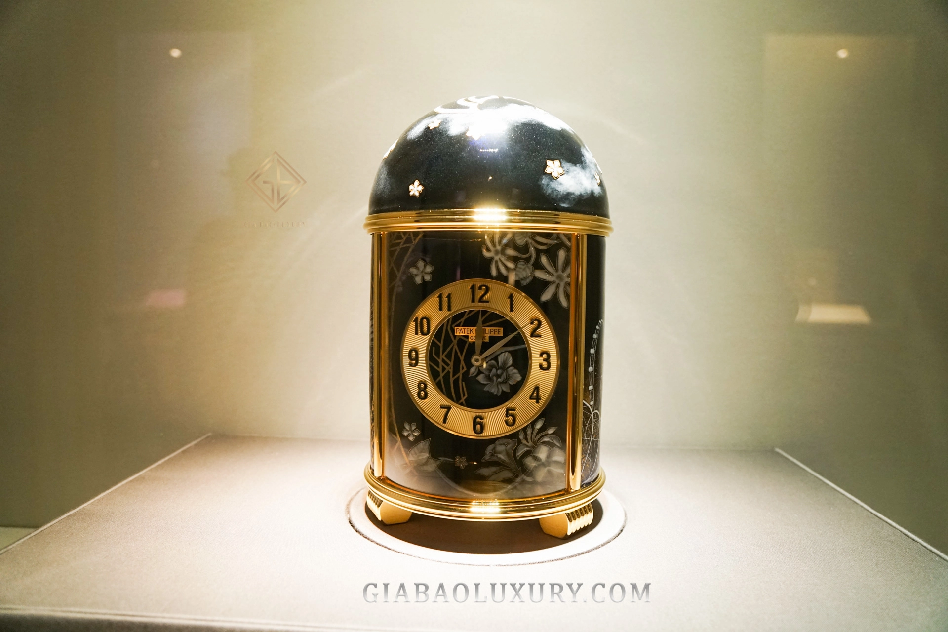 Rare Handcrafts tại Patek Philippe Singapore 2019: đồng hồ để bàn trang trí bằng men cloisonné