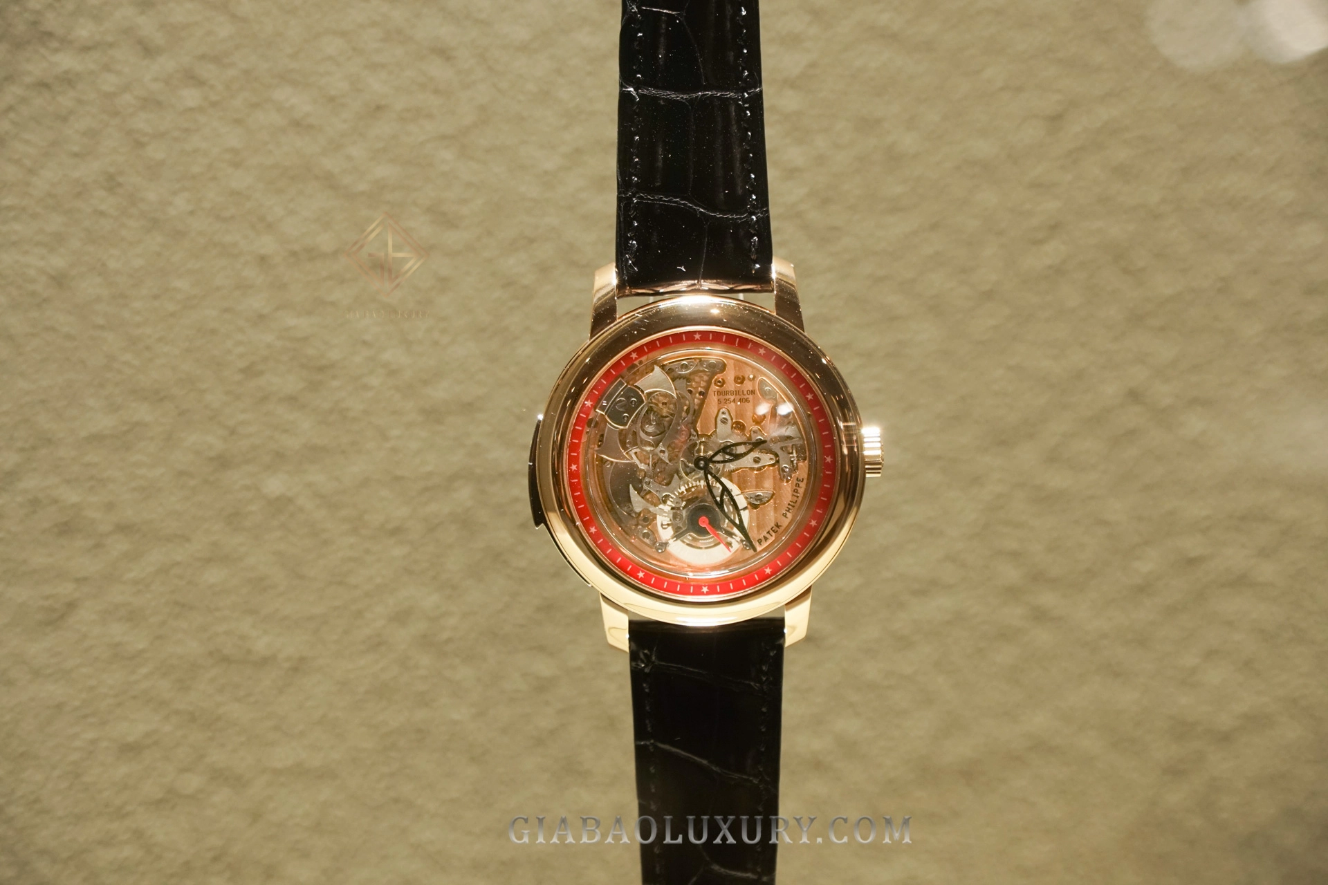 Sáu mẫu Patek Philippe Singapore 2019 và Ref. 5303R: cơ cấu điểm chuông và tourbillon lộ ở mặt trước Ref. 5303R