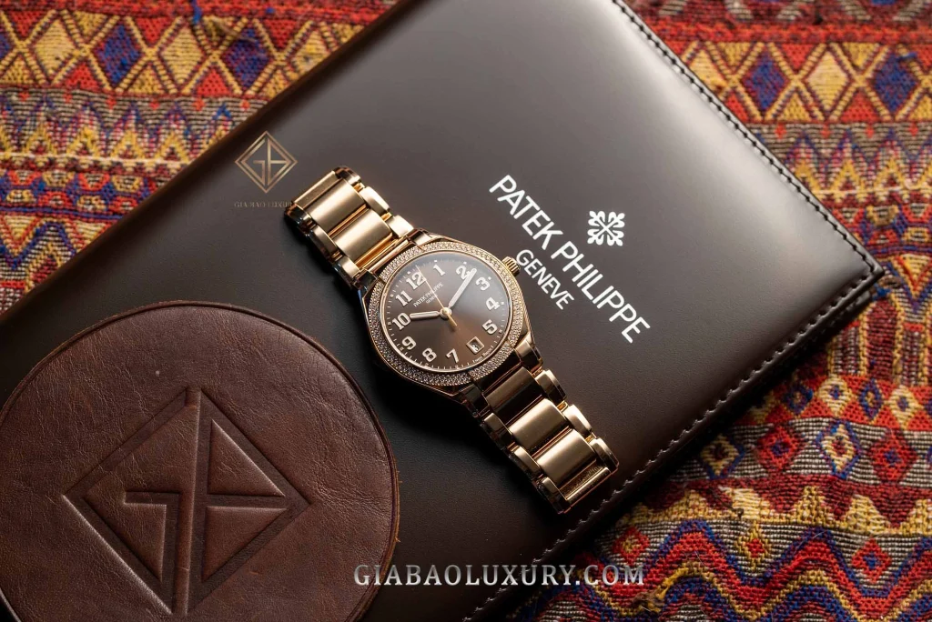 Patek Philippe Twenty~4 7300/1200R-001: Twenty~4 7300/1200R-001 nhìn chính diện với mặt chocolate