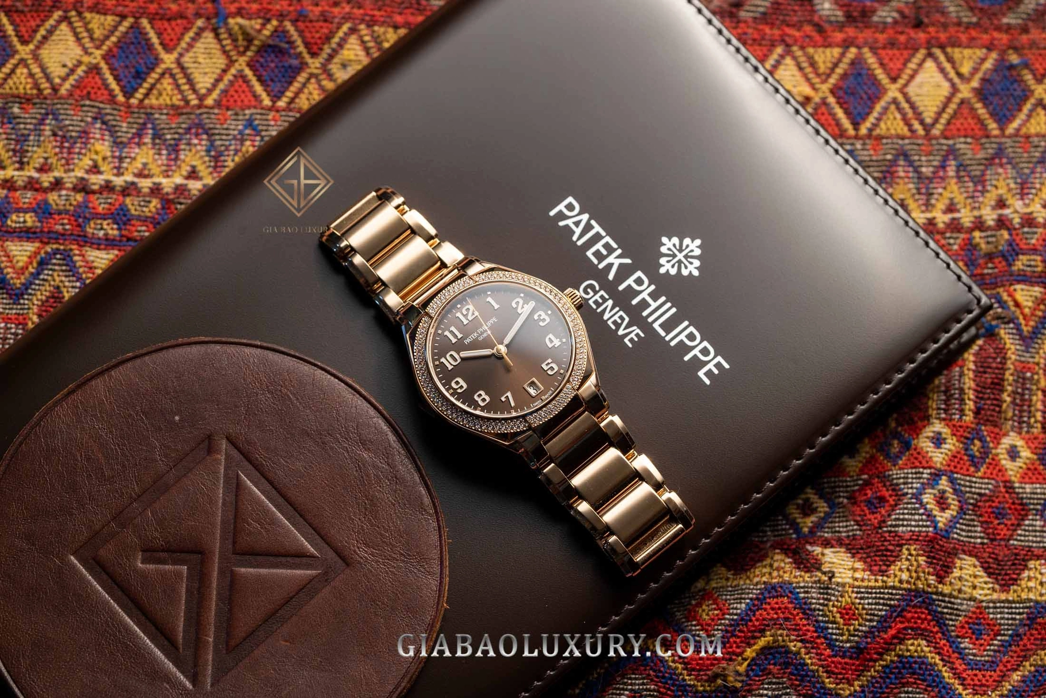 Patek Philippe Twenty~4 7300/1200R-001: Twenty~4 7300/1200R-001 nhìn chính diện với mặt chocolate