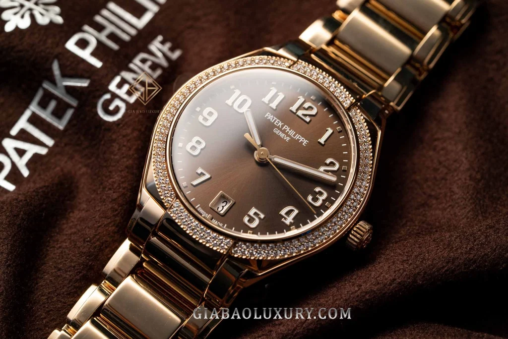 Patek Philippe Twenty~4 7300/1200R-001: Mắt dây đầu nối liền với bộ vỏ tròn 36 mm