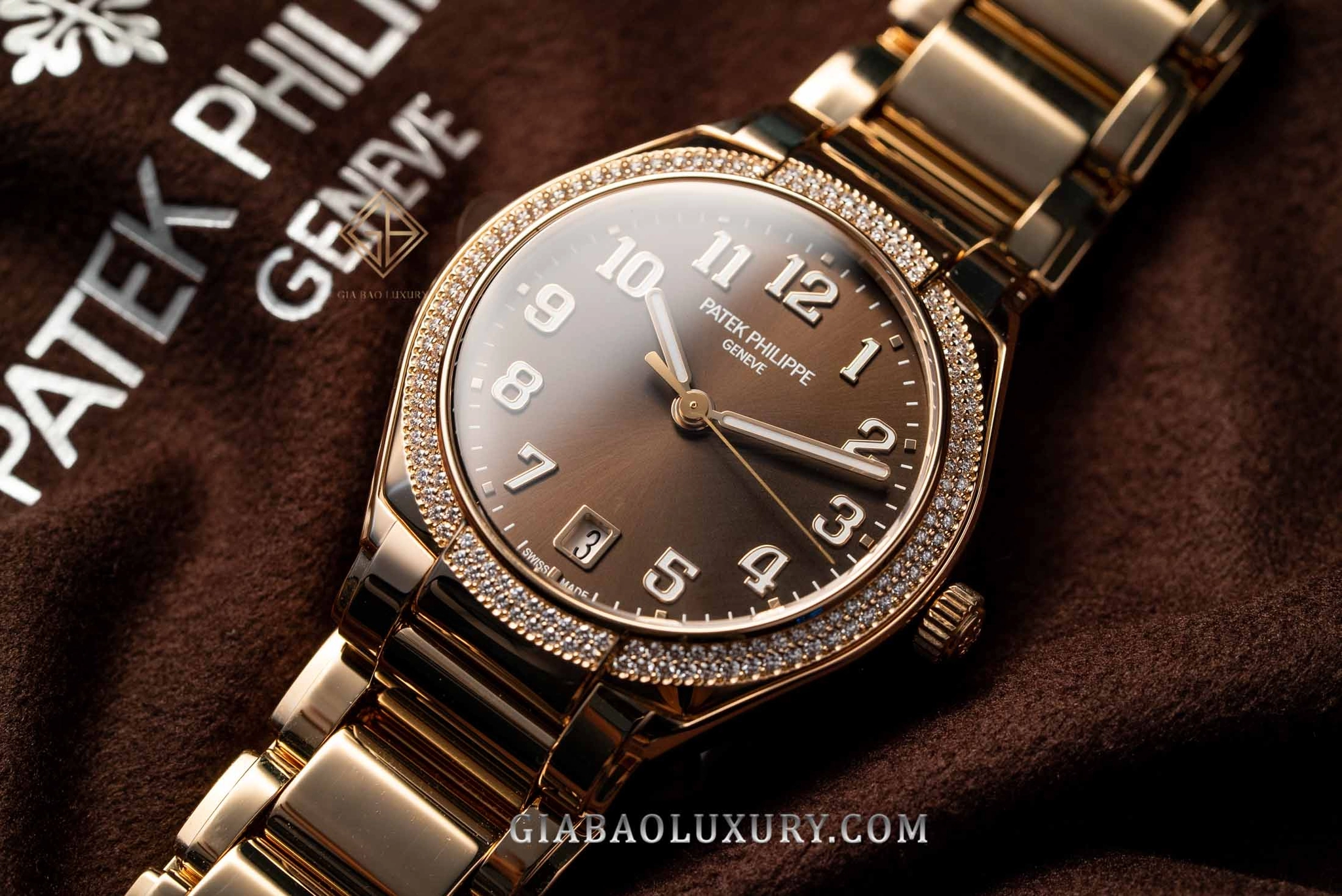 Patek Philippe Twenty~4 7300/1200R-001: Mắt dây đầu nối liền với bộ vỏ tròn 36 mm