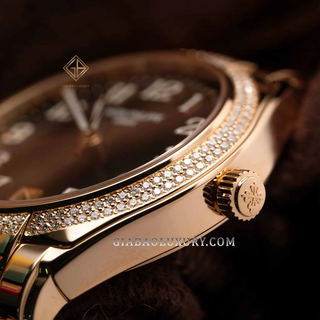 Patek Philippe Twenty~4 7300/1200R-001: Mặt số chải tia, chữ số Ả Rập và lịch tại 6 giờ