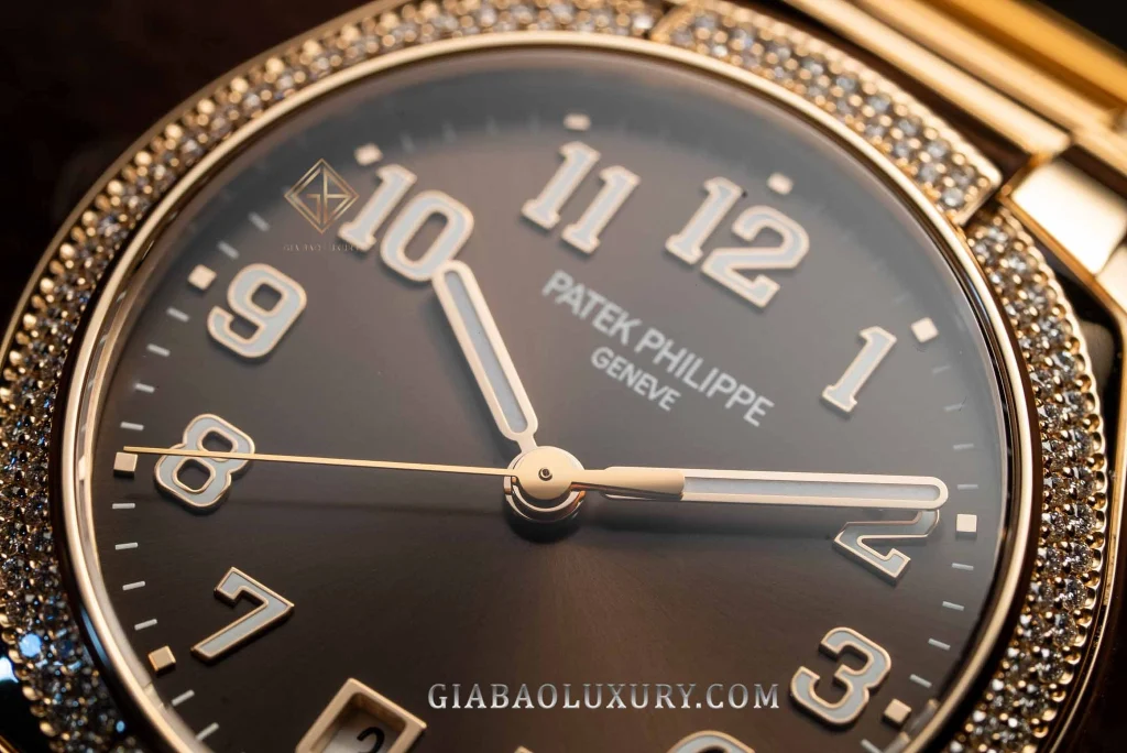Patek Philippe Twenty~4 7300/1200R-001: Dây vàng tích hợp và khóa gập của Twenty~4