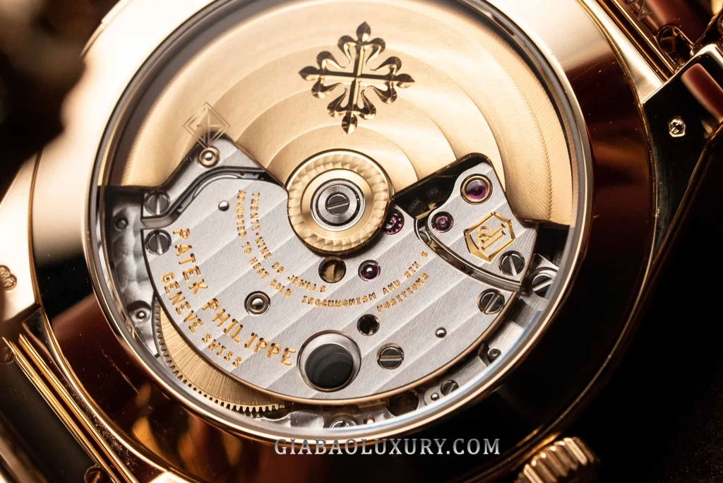 Patek Philippe Twenty~4 7300/1200R-001: Calibre 324 S C quan sát qua đáy sapphire