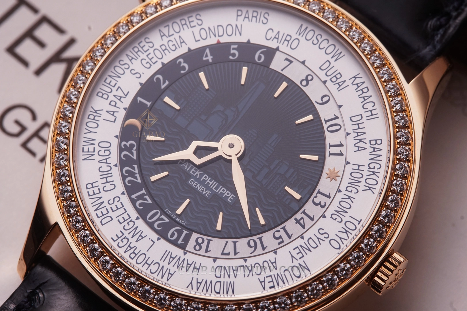 Patek Philippe World Time 7130R-012 New York 2017 Special Edition: mặt số skyline New York dập nổi