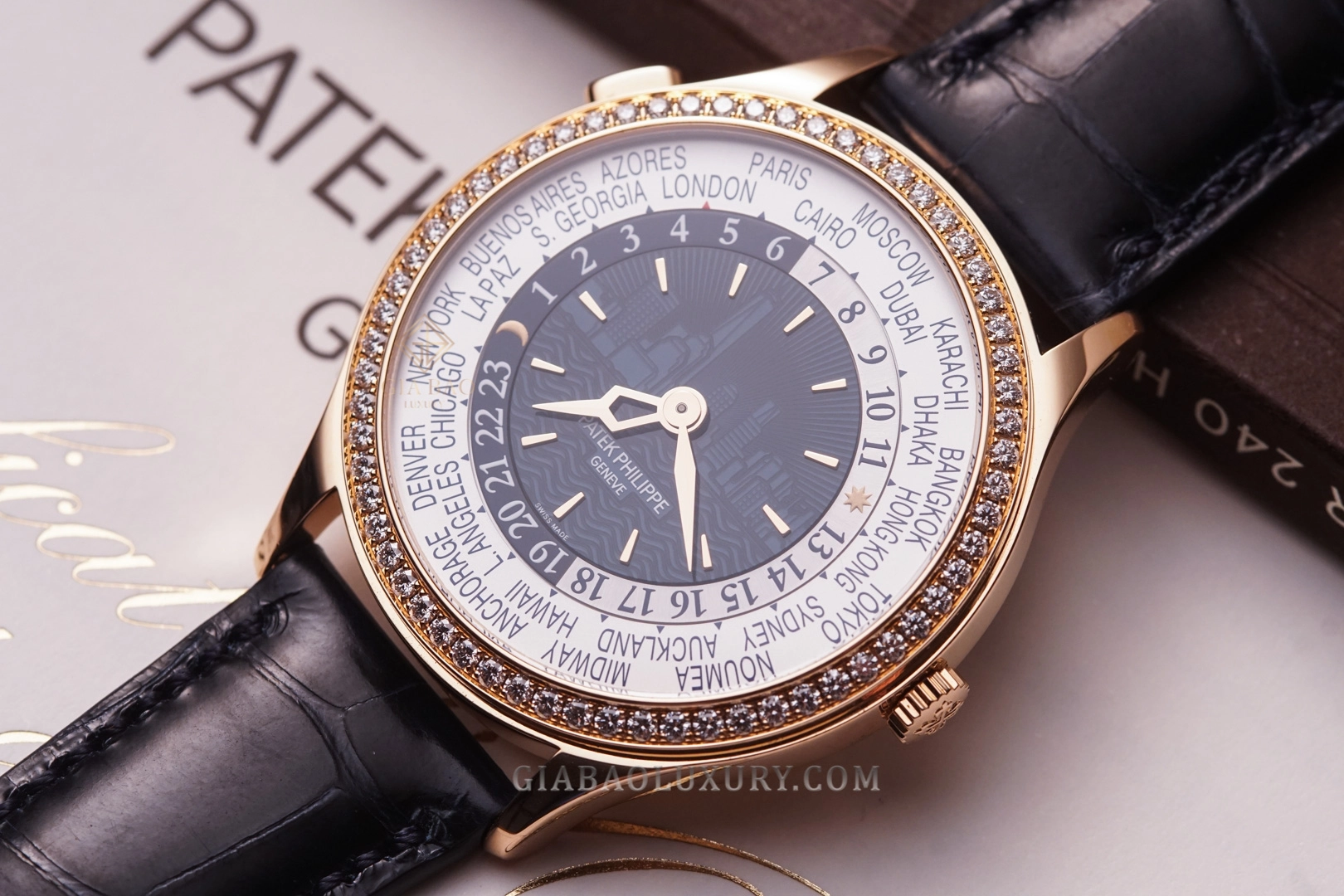 Patek Philippe World Time 7130R-012 New York 2017 Special Edition: bezel kim cương trên vỏ vàng hồng