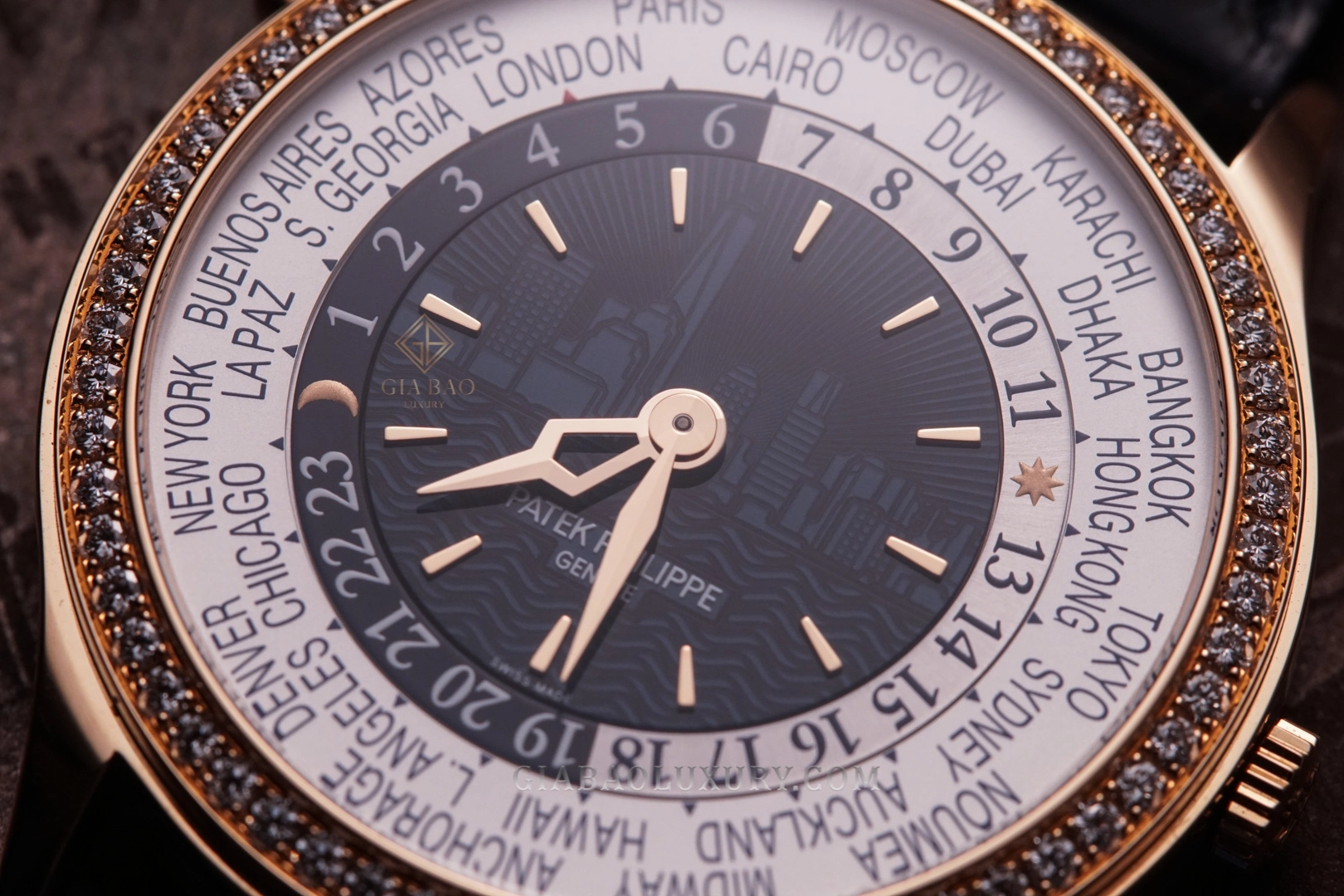 Patek Philippe World Time 7130R-012 New York 2017 Special Edition: cận cảnh vòng thành phố và đĩa 24 giờ