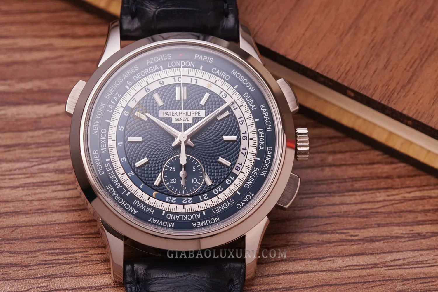 Patek Philippe World Time Chronograph 5930G: mặt số xanh với vòng thành phố