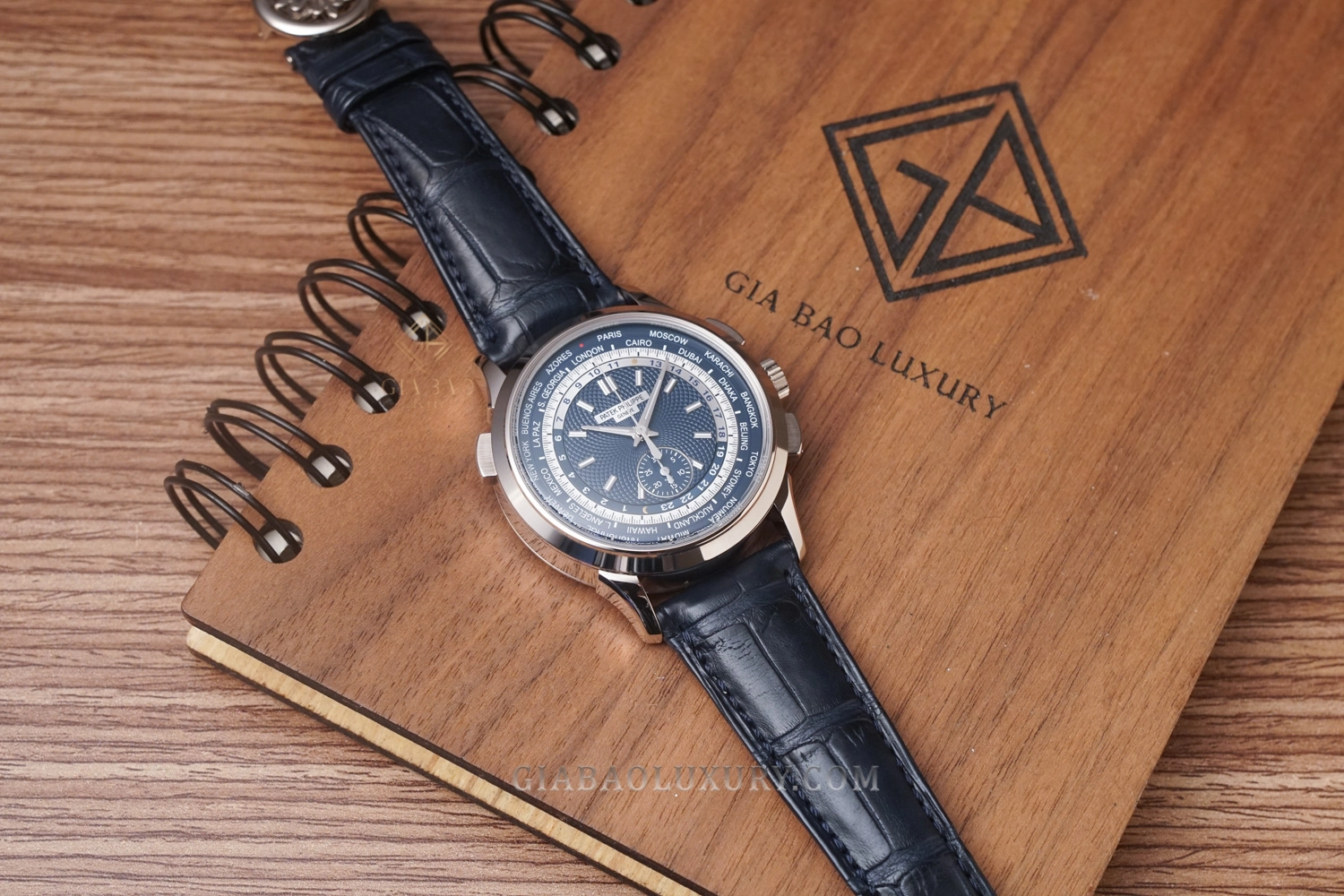 Patek Philippe World Time Chronograph 5930G: vỏ vàng trắng nhìn từ phía trước