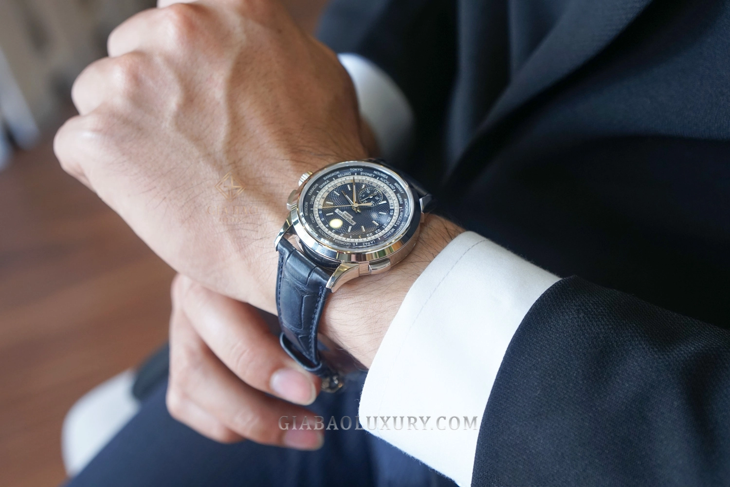 Patek Philippe World Time Chronograph 5930G: bộ vỏ và càng nối dây