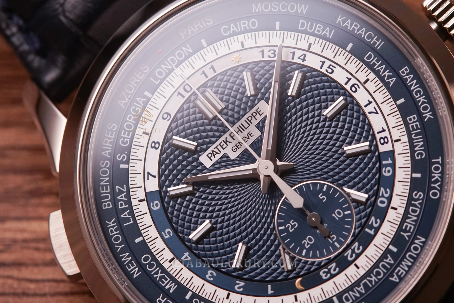 Patek Philippe World Time Chronograph 5930G: mặt số guilloché cùng thang 24 giờ