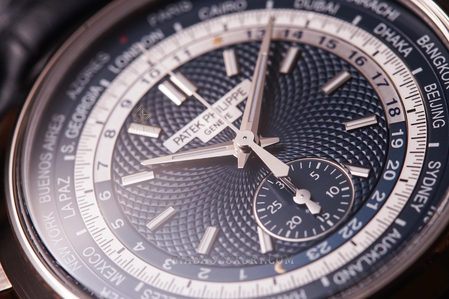 Patek Philippe World Time Chronograph 5930G: chi tiết nút bấm chronograph và nút chỉnh múi giờ