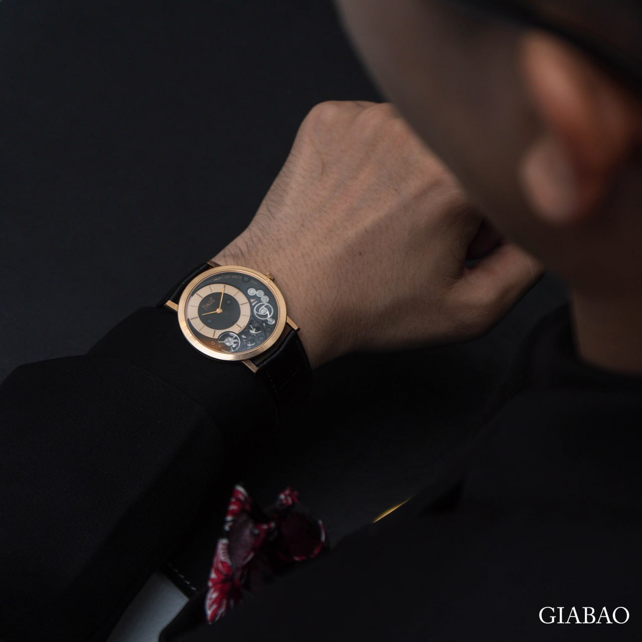 Piaget Altiplano 900P G0A41011: đồng hồ lên cót tay siêu mỏng: Piaget Altiplano 900P G0A41011 khi đeo trên cổ tay