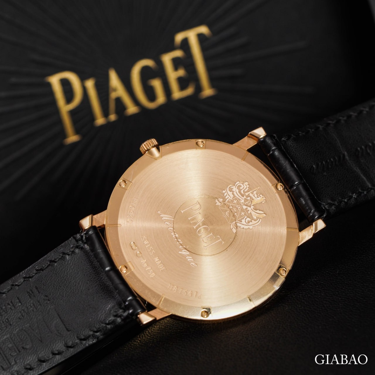 Piaget Altiplano 900P G0A41011: đồng hồ lên cót tay siêu mỏng: Piaget Altiplano 900P G0A41011 trên cổ tay và đồng hồ Piaget nền phía sau