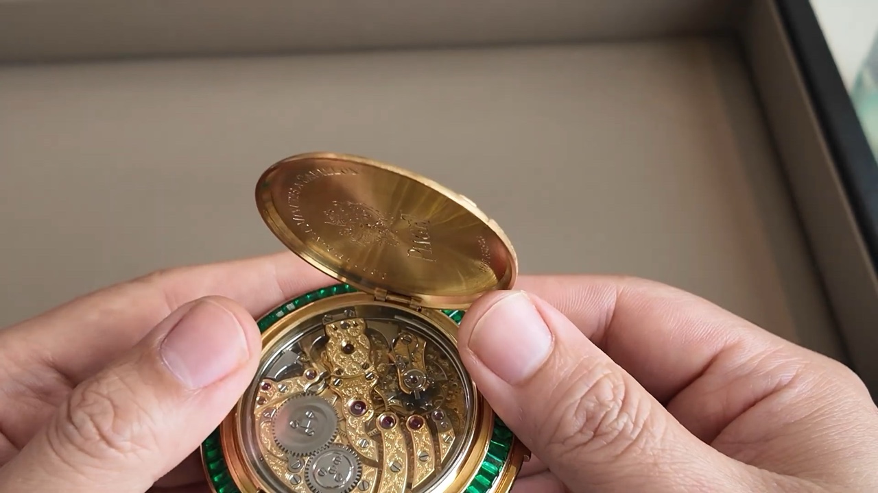 Bộ máy Piaget Répétition à Minutes à Carillon chạm khắc tay, dòng chữ khắc trên nắp trong