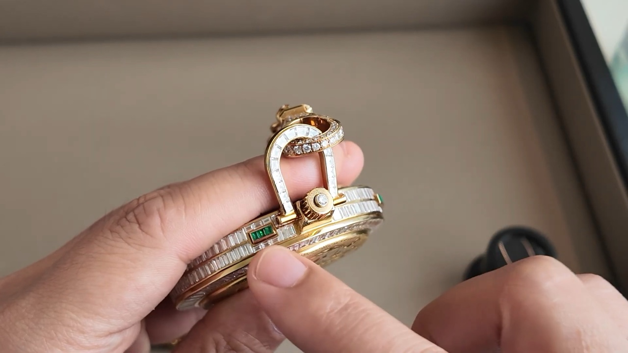 Cạnh vỏ Piaget Répétition à Minutes à Carillon với dải kim cương và ngọc lục bảo baguette