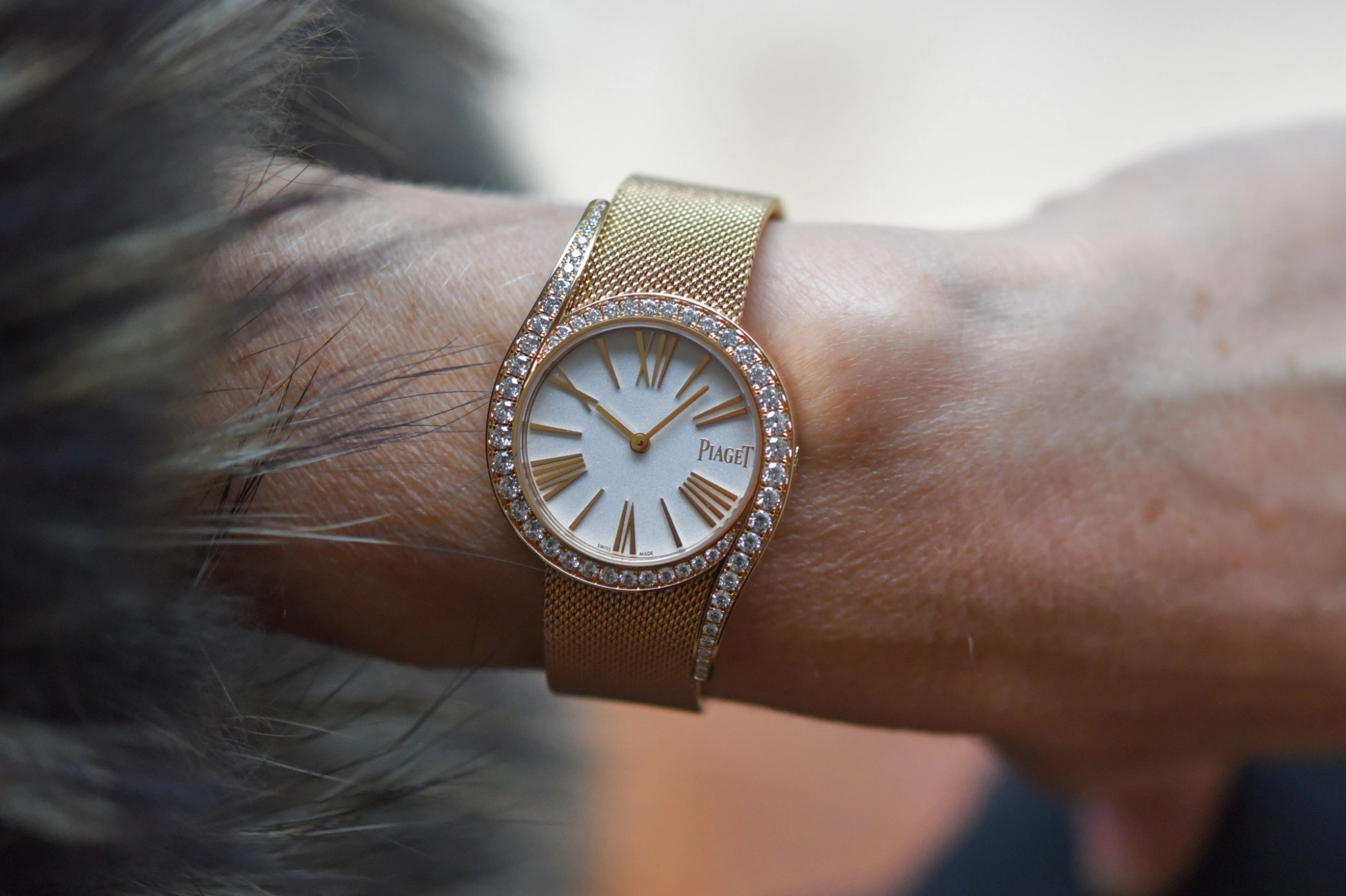 Piaget Limelight Gala Automatic 32 mm: càng bất đối xứng của Limelight Gala trên cổ tay