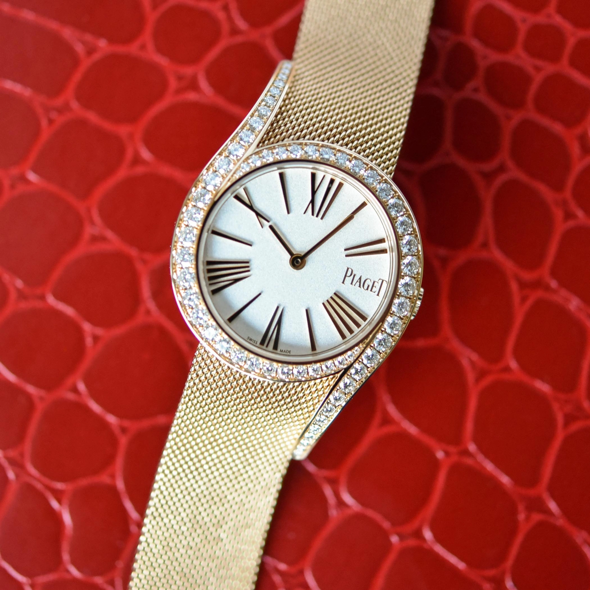 Piaget Limelight Gala Automatic 32 mm: bracelet vàng dạng lưới và mặt số hai kim