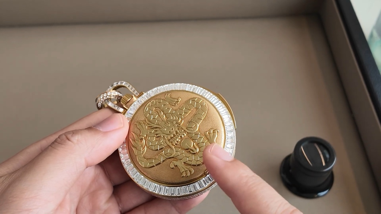 Mặt sau khắc cảng Victoria Hong Kong Piaget Répétition à Minutes à Carillon viền ngọc lục bảo baguette