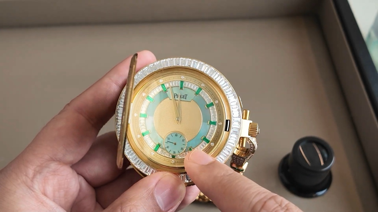Mặt số Piaget Répétition à Minutes à Carillon với cọc giờ ngọc lục bảo và kim cương baguette