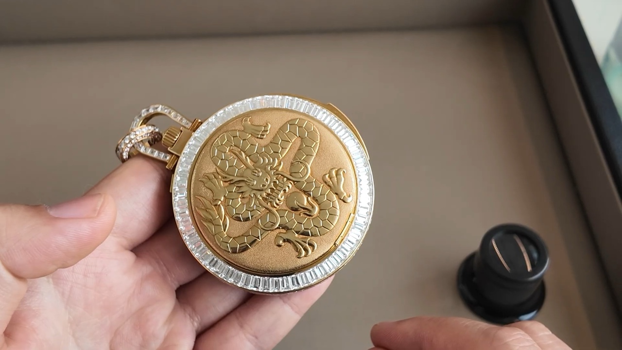 Mặt trước khắc rồng Piaget Répétition à Minutes à Carillon viền kim cương baguette