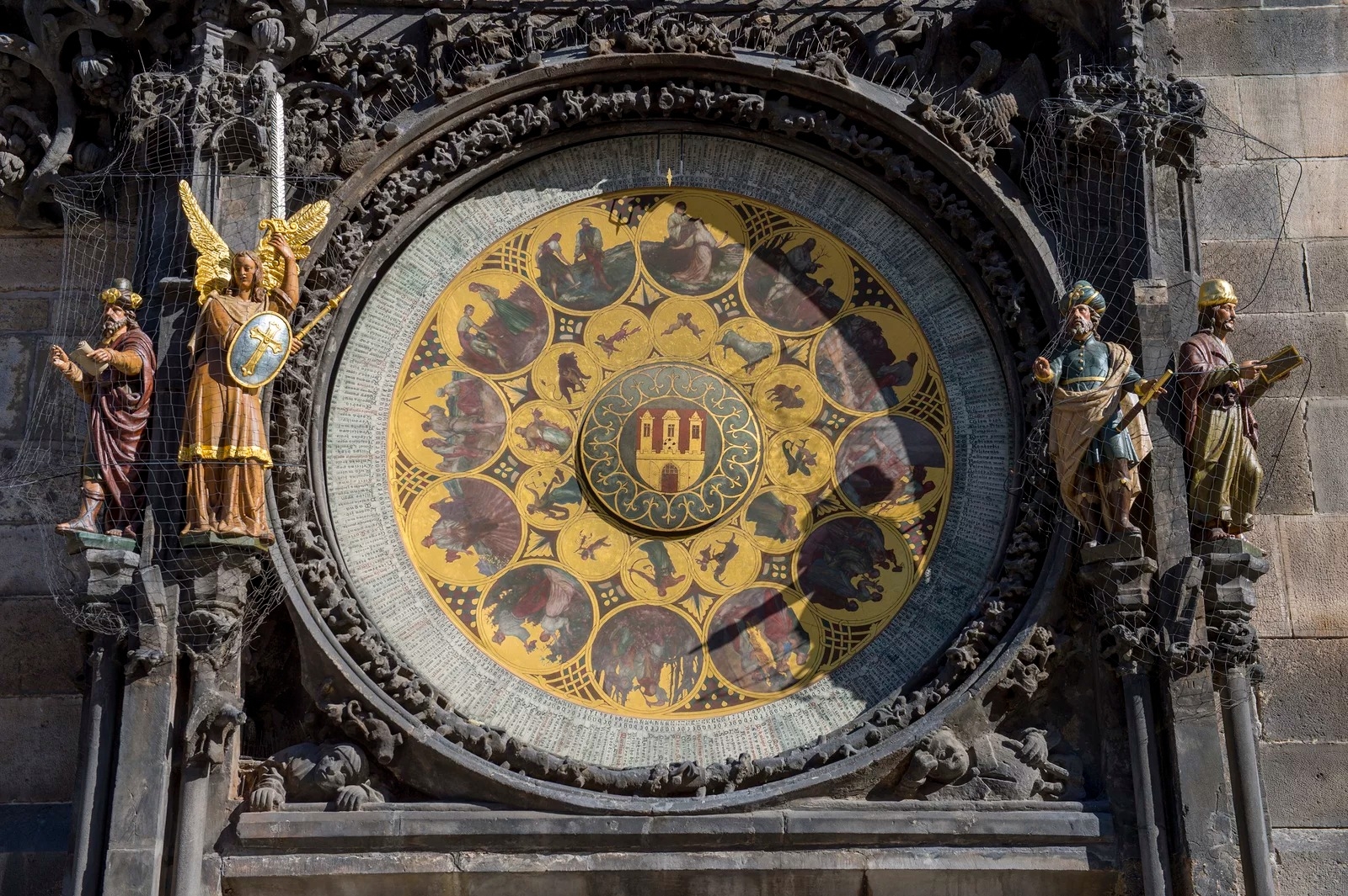 Các tượng và cửa sổ Tông đồ trên Orloj Praha