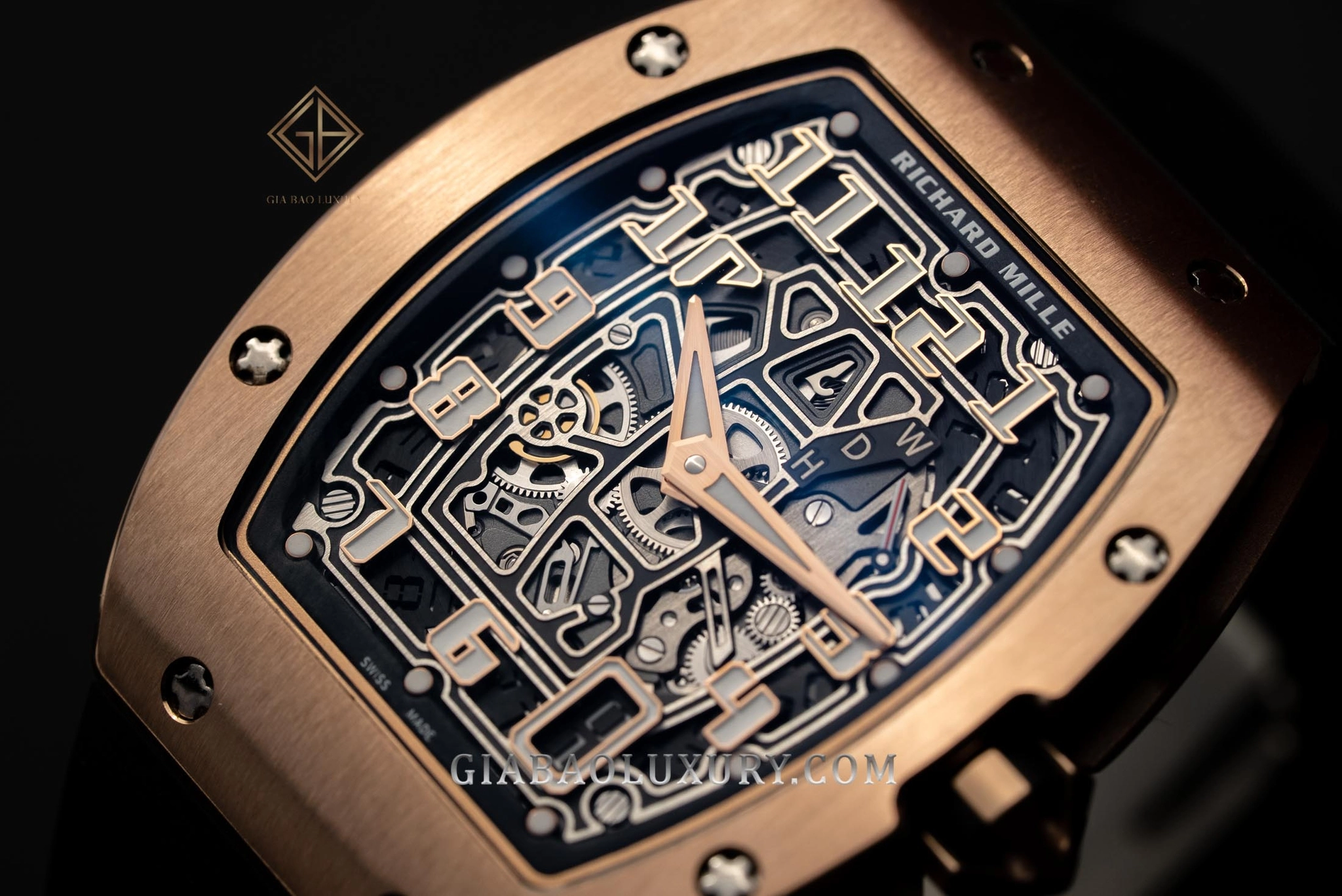 Bên trong nhà máy Richard Mille tại Les Breuleux: kiểm tra một linh kiện sau gia công