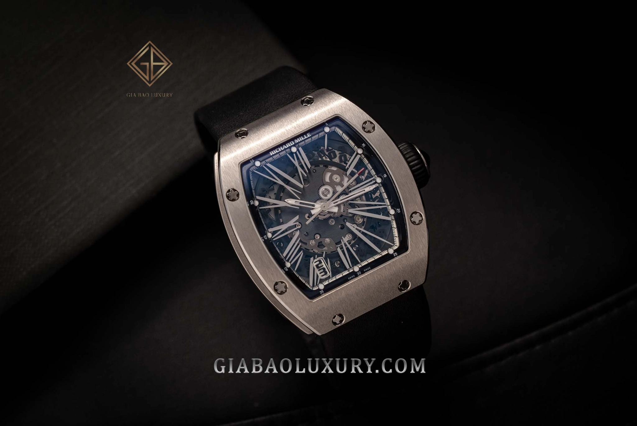 Richard Mille RM 023: tonneau và rotor biến thiên: calibre tự động RMAS7 qua mặt sau RM 023
