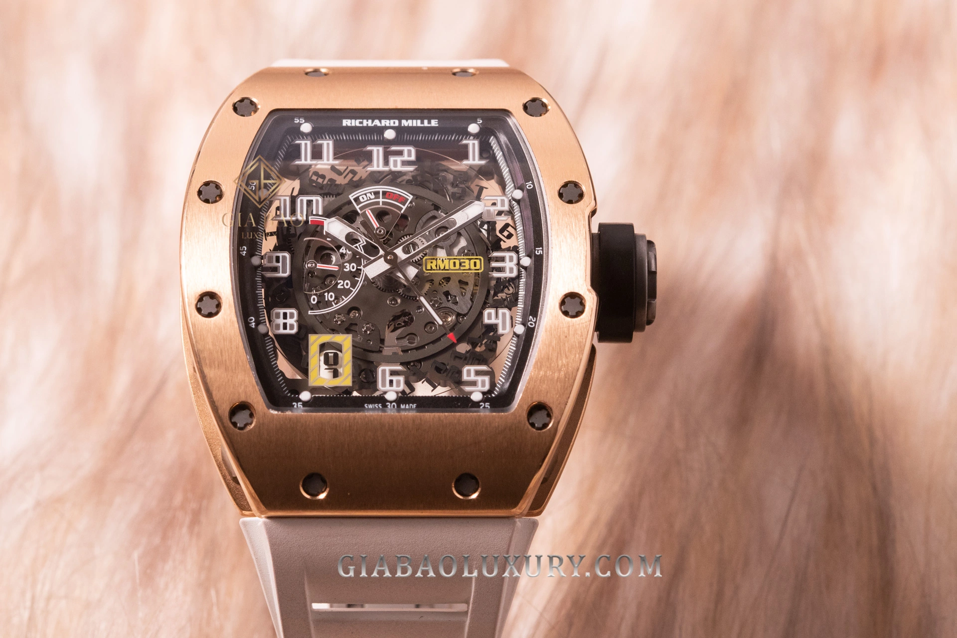 Richard Mille RM 023 và RM 030: khác biệt cốt lõi: mặt số RM 030 với lịch, dự trữ năng lượng và chỉ báo rotor