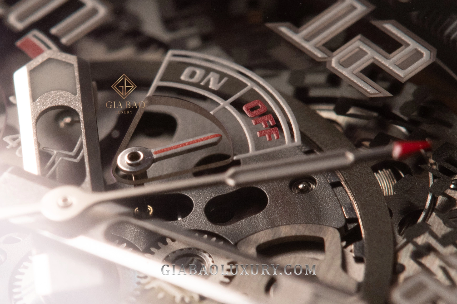 Richard Mille RM 023 và RM 030: khác biệt cốt lõi: chỉ báo ON/OFF của cơ cấu rotor tự ngắt trên RM 030