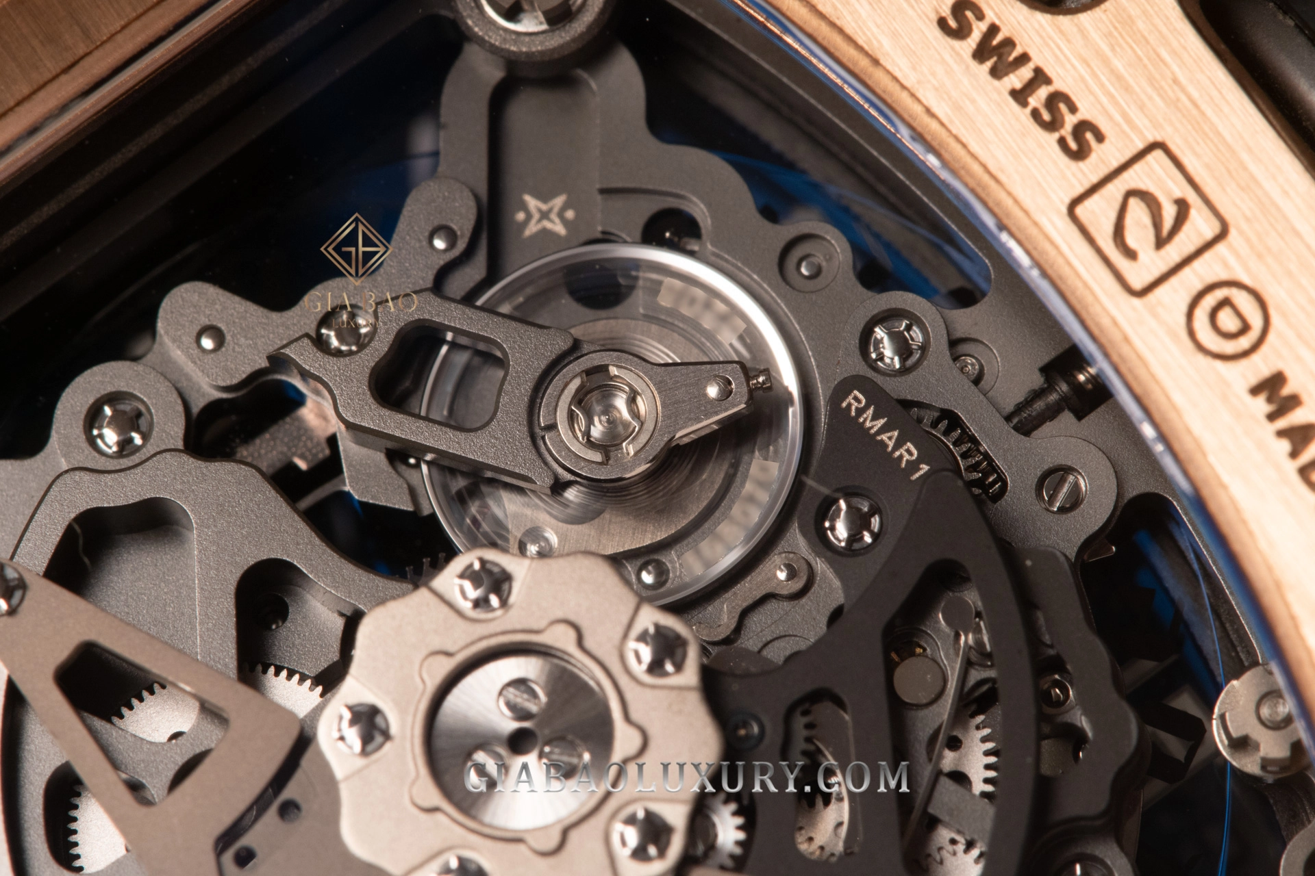 Richard Mille RM 023 và RM 030: khác biệt cốt lõi: calibre RMAR1 nhìn qua đáy sapphire của RM 030