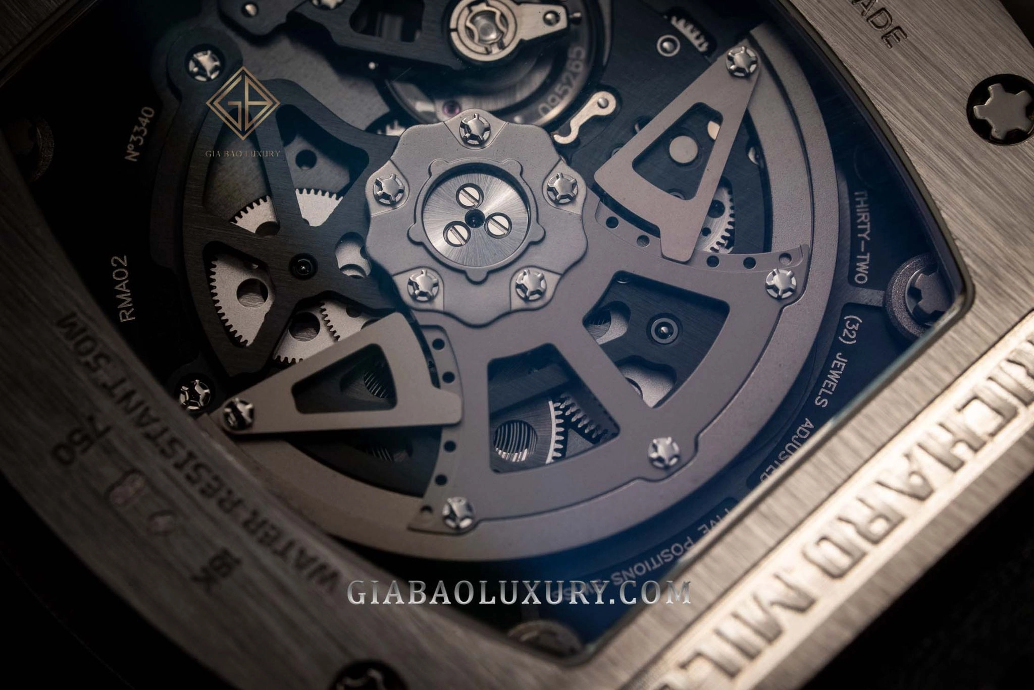 Richard Mille RM 023 và RM 030: khác biệt cốt lõi: calibre RMA02 và rotor nhìn qua đáy RM 023