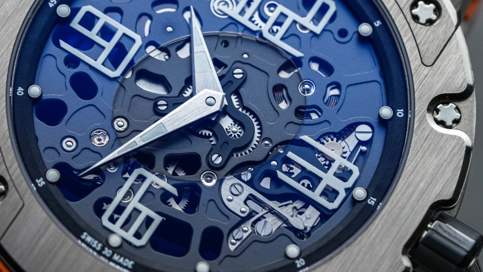 Richard Mille RM 033 vàng trắng: siêu mỏng 6,3 mm