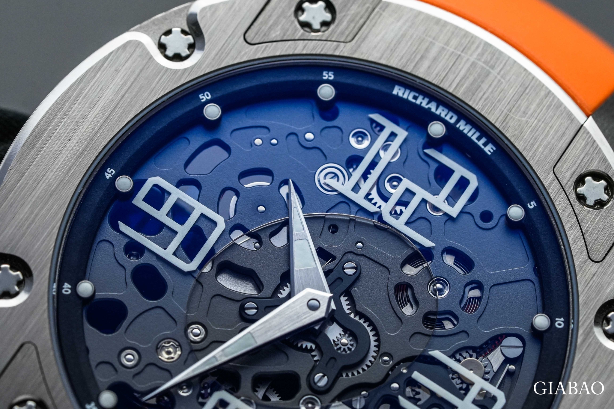 Richard Mille RM 033 vàng trắng: siêu mỏng 6,3 mm — ảnh chi tiết 3
