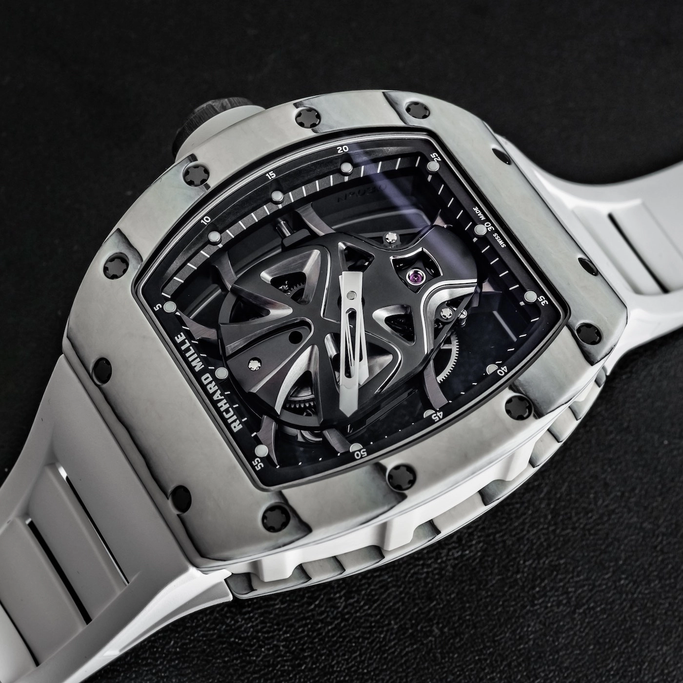 Richard Mille RM 52-06 Tourbillon Mask: toàn cảnh cầu mặt nạ ở trung tâm calibre