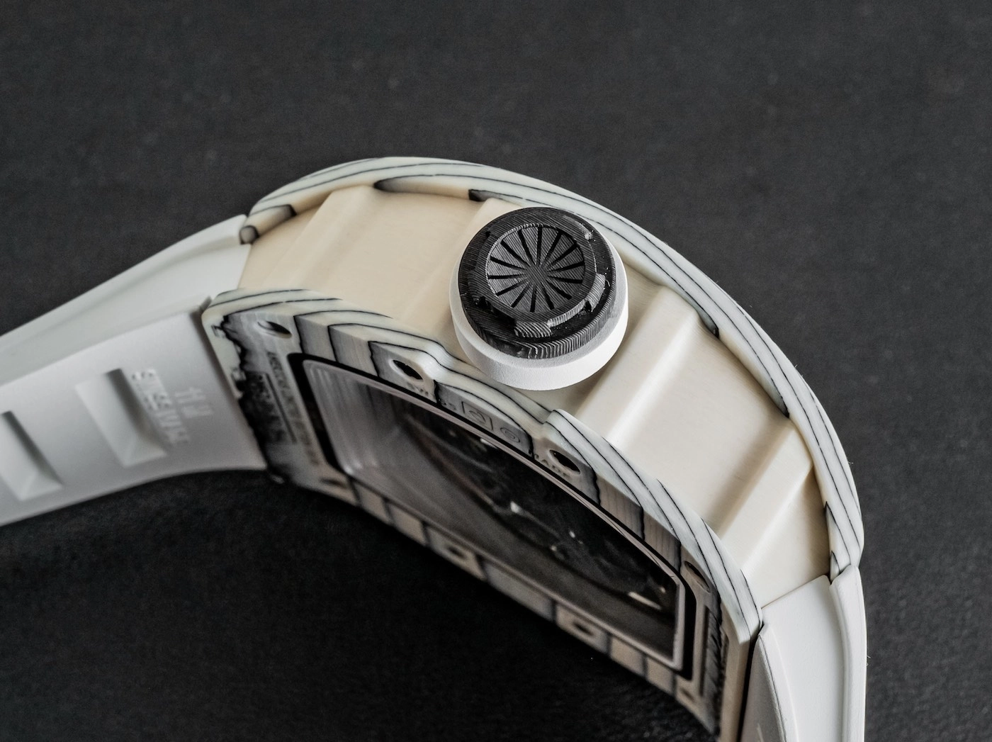 Richard Mille RM 52-06 Tourbillon Mask: núm và cạnh vỏ TPT của RM 52-06