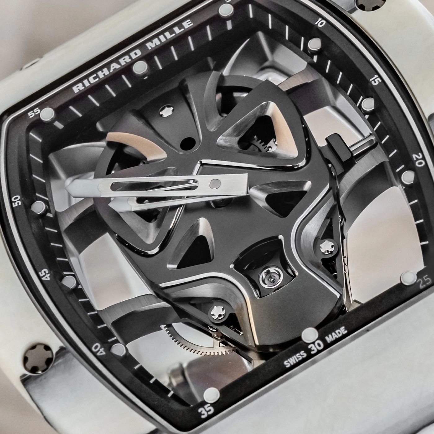 Richard Mille RM 52-06 Tourbillon Mask: cầu mặt nạ cùng tourbillon ở 6 giờ