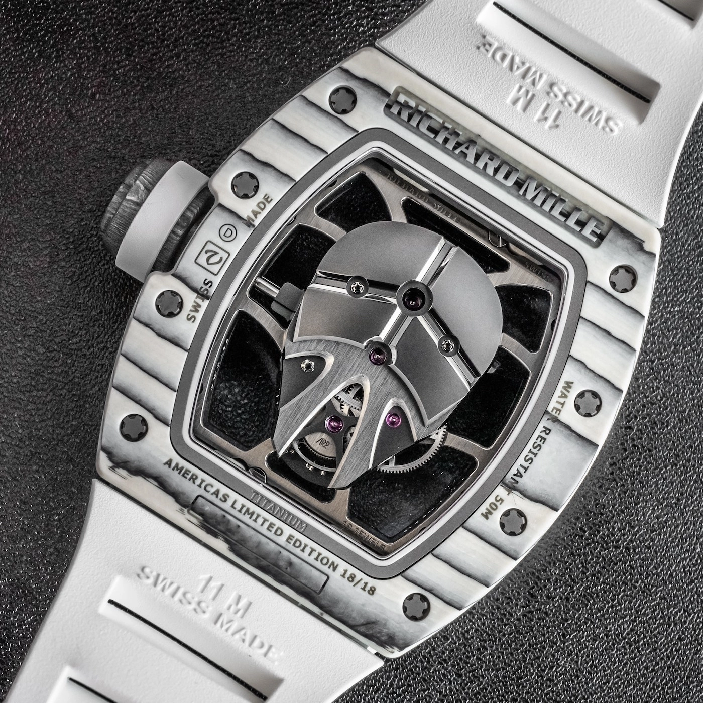 Richard Mille RM 52-06 Tourbillon Mask: mặt sau calibre và cầu trung tâm hình mặt nạ
